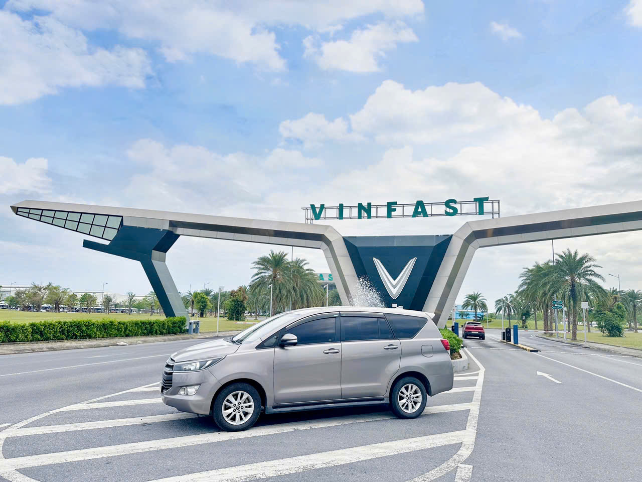 Cars 7 seats for Rent - Toyota Innova New